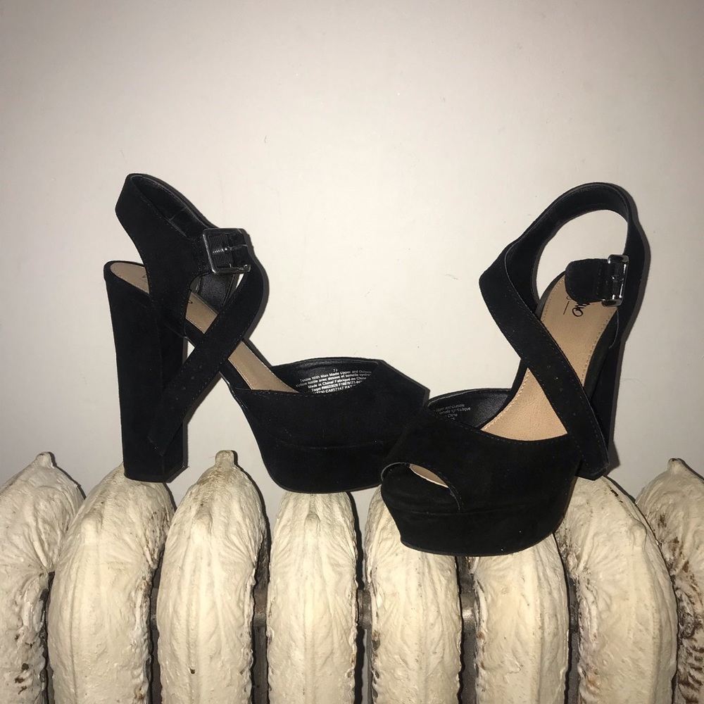 BLACK HEELS